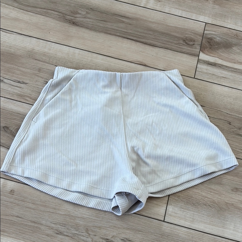 Lululemon high rise short Women's White Striped Shorts
